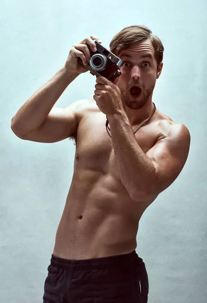 You wont believe your eyes. Cropped shot of a handsome young man posing with a camera. — Stock Photo, Image