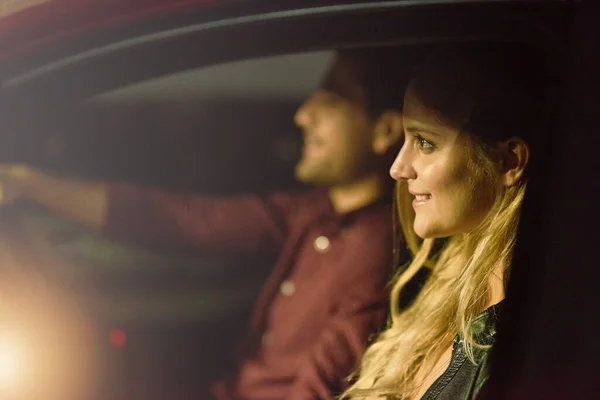 На их первом свидании он забрал ее. Снимок молодой пары, путешествующей в машине вместе ночью. — стоковое фото