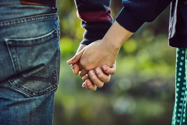 La tua e 'l'unica mano che io abbia mai voluto tenere. Colpo ritagliato di una coppia affettuosa che si tiene per mano all'aperto. — Foto Stock