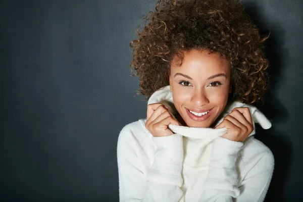 Przytulny styl na chłodniejsze pory roku. Studio portret atrakcyjnej młodej kobiety ubranej w strój zimowy na ciemnym tle. — Zdjęcie stockowe