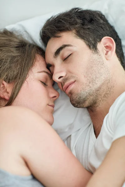 Condividere i momenti importanti. Girato di una giovane coppia rilassata che dorme a letto insieme a casa. — Foto Stock