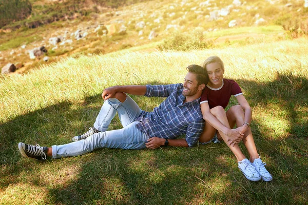 Tillbringa dagen i kärlek. Skjuten av ett kärleksfullt ungt par njuter av en dag utomhus. — Stockfoto