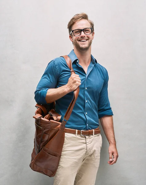 Feliz e bonito. Retrato recortado de um jovem bonito posando com um saco no estúdio. — Fotografia de Stock