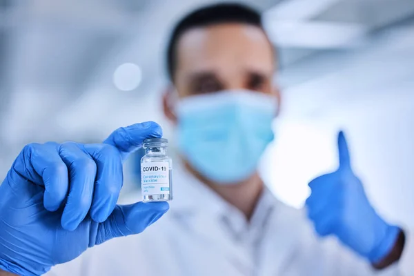 Bu aşıyı tamamen destekliyorum. Elinde bir şişe covid 19 aşısı tutan tanınmayan bir erkek bilim adamının görüntüsü.. — Stok fotoğraf