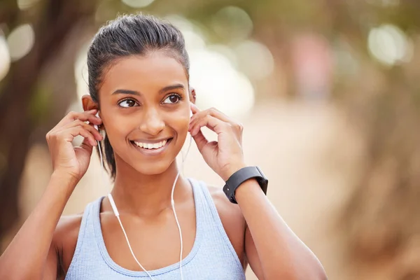 Bu şarkıya bayılıyorum. Koşu yaparken müzik dinleyen genç bir kadının fotoğrafı.. — Stok fotoğraf