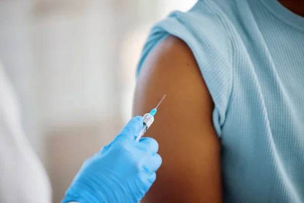 이 백신 이 내 인생을 바꿀 거야. 환자의 팔에 주사를 놓으려는 의사의 주사. — 스톡 사진
