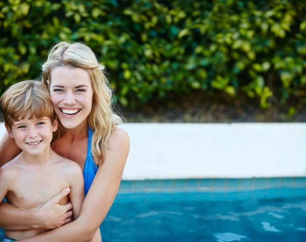 これらは数える瞬間です。プールで一緒に泳ぐ母親と息子の肖像画. — ストック写真