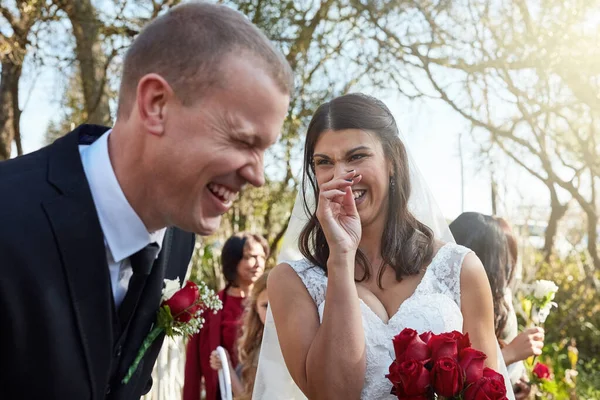 Het is een vrolijke dag. Gehakte foto van een bruid en bruidegom die buiten staan op hun trouwdag. — Stockfoto