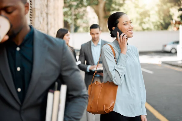 Obrigado por me ligares. Tiro de uma mulher de negócios fazendo um telefonema enquanto caminhava para o trabalho com seus colegas. — Fotografia de Stock