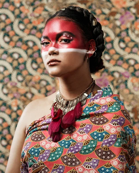 Моя культура, моя личность. Портрет привлекательной молодой женщины, одетой в традиционный наряд и макияж, позирующей на узорном фоне. — стоковое фото