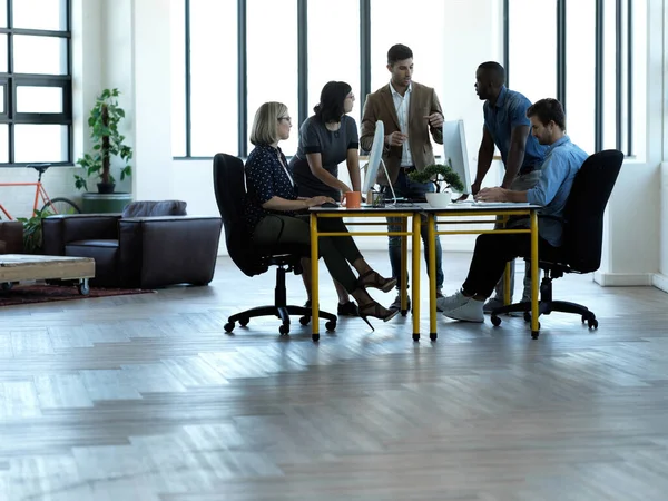 Επίτρεψέ μου να σου εξηγήσω... πλήρης εικόνα μιας ομάδας επιχειρηματιών μαζεμένων γύρω από ένα τραπέζι στο γραφείο τους.. — Φωτογραφία Αρχείου