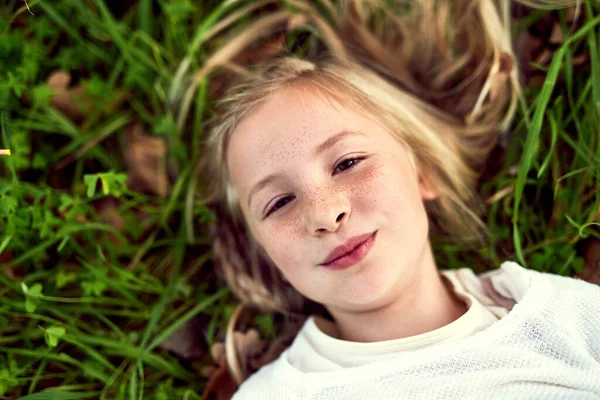 Las alegrías de ser un niño. Retrato de una joven disfrutando de un tiempo al aire libre. — Foto de Stock