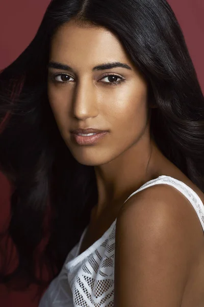 Pura belleza. Retrato de cerca de una hermosa mujer india sobre un fondo rojo. —  Fotos de Stock