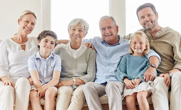 Fantastico divertimento in famiglia. Girato di una bella famiglia legame sul divano di casa. — Foto Stock