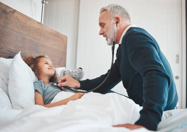 Inyección Médico Haciendo Chequeo Una Niña Casa —  Fotos de Stock