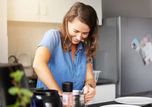 Eres lo que comes. Foto de una joven hembra preparando una comida en casa. — Foto de Stock