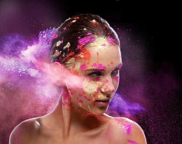 Μια πινελιά χρώματος. Εννοιολογική λήψη μιας όμορφης νεαρής γυναίκας καλυμμένης με πολύχρωμη μπογιά σε σκόνη. — Φωτογραφία Αρχείου
