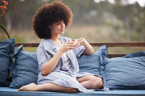 Bella vista, gli daranno fuoco per qualcosa di nuovo. Girato di una giovane donna attraente rilassarsi con una tazza di caffè all'aperto sul patio. — Foto Stock