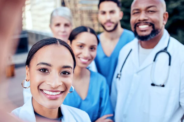 Work selfies to brighten up our day. Shot of a group of doctors taking a selfie in the city. — Stock Photo, Image
