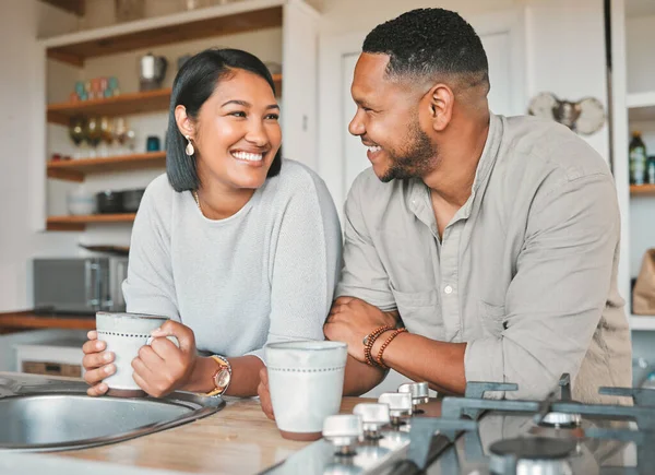 Chit-chats sobre um lindo cuppa. Tiro de um jovem casal bebendo café juntos na cozinha em casa. — Fotografia de Stock