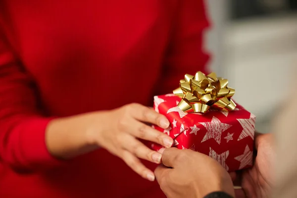 Снимок Неузнаваемого Бизнесмена Бизнесвумен Обменивающихся Рождественскими Подарками Современном Офисе — стоковое фото