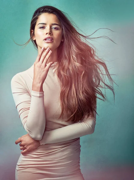 Ella pone celosos a todos. Retrato de estudio de una atractiva joven posando sobre un fondo verde. — Foto de Stock