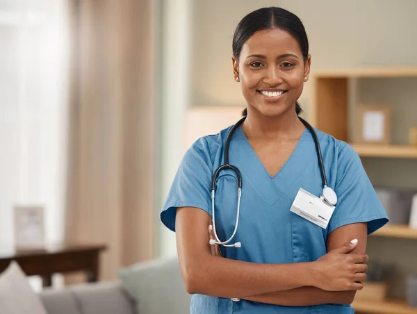 Goede gezondheid begint met een gezond hart. Portret van een zelfverzekerde jonge arts. — Stockfoto