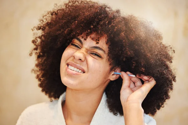 Esta é a minha coisa menos favorita a fazer. Tiro de uma jovem mulher limpando a orelha com um fone de ouvido. — Fotografia de Stock