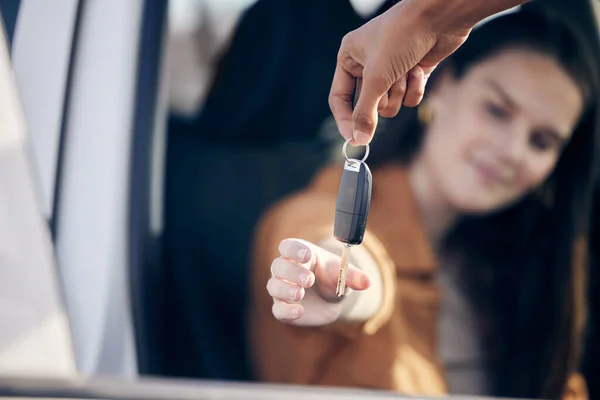 Der ganze Stress geht aus dem Fenster. Aufnahme einer unkenntlich gemachten Frau, die ihren neuen Autoschlüssel nach draußen bringt. — Stockfoto