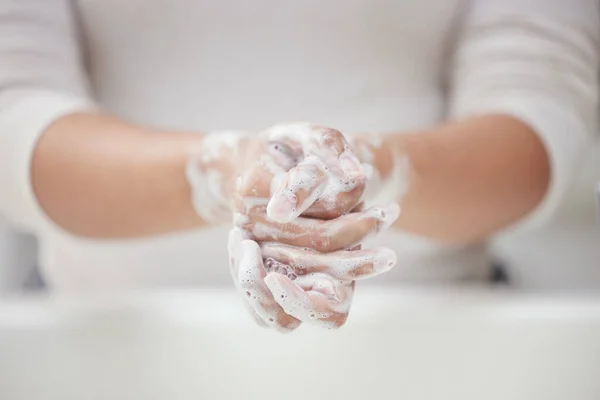 Aufnahme Einer Unkenntlichen Person Die Sich Hause Die Hände Wäscht — Stockfoto