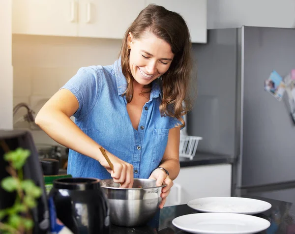 Un exterior saludable comienza desde el interior. Foto de una joven hembra preparando una comida en casa. — Foto de Stock