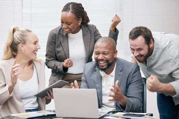 Sí, lo hicimos. Recorte de un grupo de empresarios de cuello blanco animando mientras se reunieron alrededor de una computadora portátil en la sala de juntas. — Foto de Stock