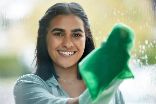 Wipe from left to right. Shot of a young woman cleaning her windows. — Stock Photo, Image