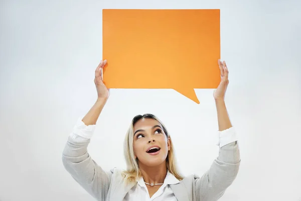 Den ganzen Tag für Geschäfte geöffnet. Aufnahme einer jungen Frau, die vor Studiohintergrund eine Sprechblase hält. — Stockfoto