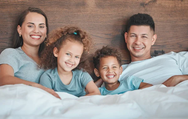 Sonríe un poco. Fotografía de una familia joven pasando tiempo juntos en casa. — Foto de Stock