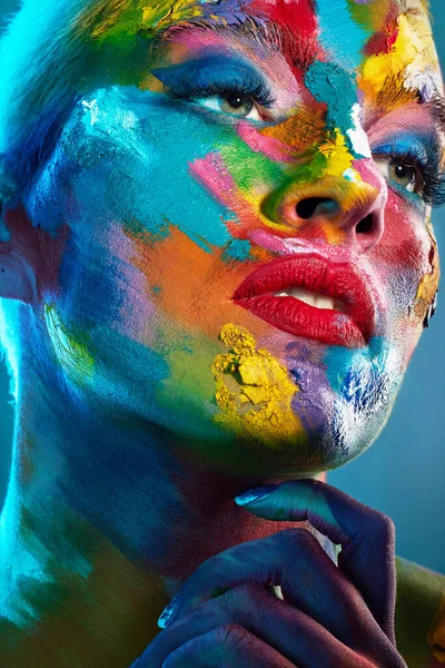 Η ψυχή βάφεται με το χρώμα των σκέψεών της. Στιγμιότυπο μιας νεαρής γυναίκας που ποζάρει με πολύχρωμο χρώμα στο πρόσωπό της. — Φωτογραφία Αρχείου