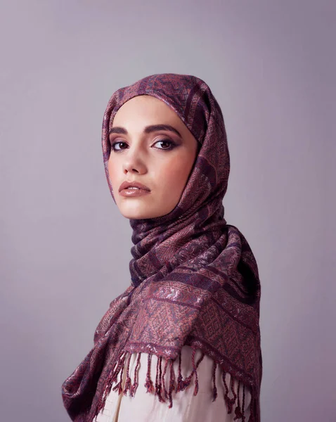 Sê sempre o teu tipo de beleza. Retrato de estúdio de uma jovem alegre vestindo um lenço colorido na cabeça enquanto posando contra um fundo cinza. — Fotografia de Stock