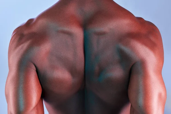 Cuando se pone difícil es a menudo justo antes de tener éxito.. Fotografía de un hombre musculoso posando sobre un fondo de estudio. — Foto de Stock