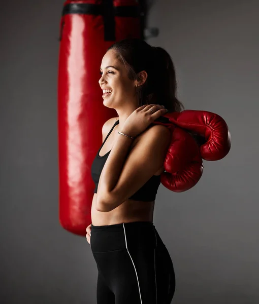 Those endorphins are flowing. Cropped shot of an attractive young female boxer training in the gym. — Stock Photo, Image