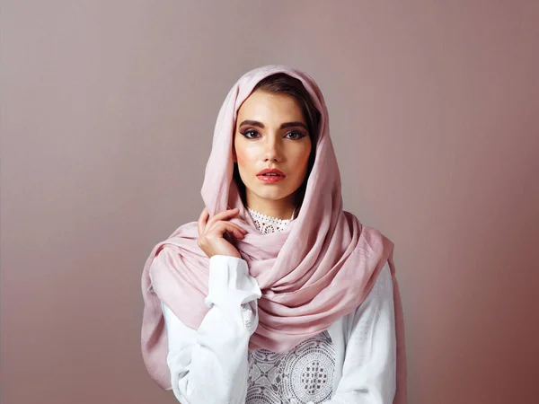 Její sebevědomí je součástí její krásy. Studio portrét veselé mladé ženy na sobě barevný šátek, zatímco pózuje na šedém pozadí. — Stock fotografie