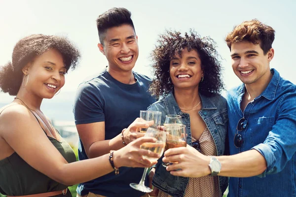 Amigos para sempre. Retrato de um grupo de amigos tomando bebidas e compartilhando um brinde juntos lá fora durante as férias. — Fotografia de Stock