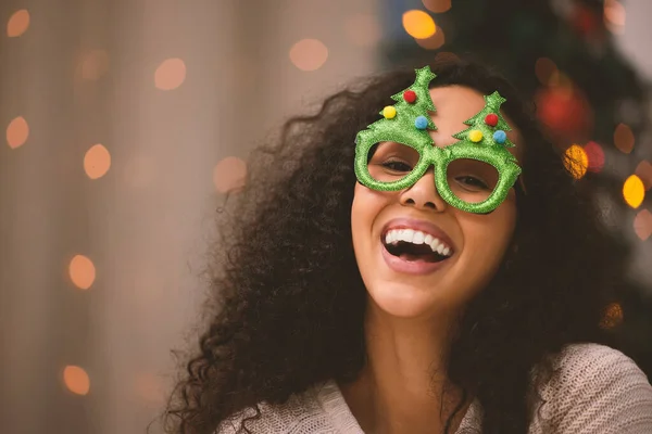 Parlayan sadece Noel ağacı değil. Genç bir kadının portresi. Noel 'de evde gözlük takıyor.. — Stok fotoğraf