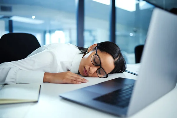 J'étais si fatiguée ces derniers temps. Prise de vue d'une jeune femme d'affaires faisant une sieste à son bureau. — Photo