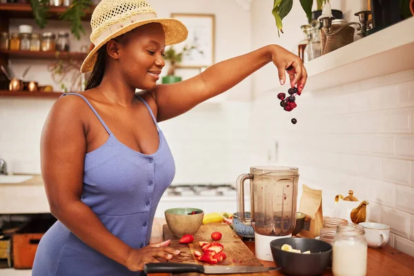 과일 비. 집 부엌에 있는 믹서에 과일을 던지는 매력적 인 젊은 여자의 사진. — 스톡 사진