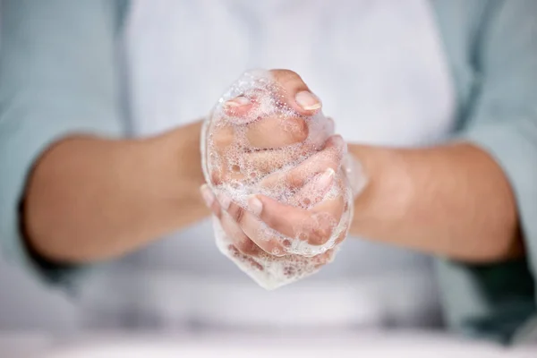 あなたの手をきれいにするパンデミックが起きています。流しの中で手を洗う女性のショット. — ストック写真