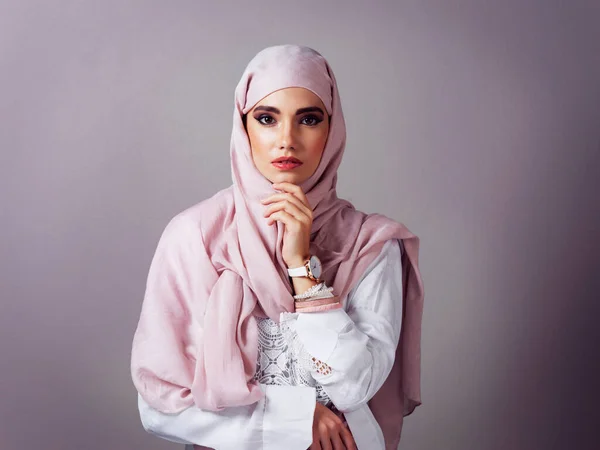 Nikdy nepodceňuj sílu ženské krásy. Studio portrét veselé mladé ženy na sobě barevný šátek, zatímco pózuje na šedém pozadí. — Stock fotografie