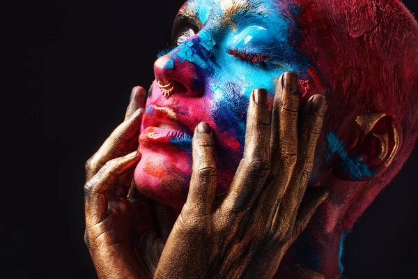 Ich und niemand sonst. Aufnahme einer attraktiven jungen Frau, die mit Farbe im Gesicht allein im Studio posiert. — Stockfoto