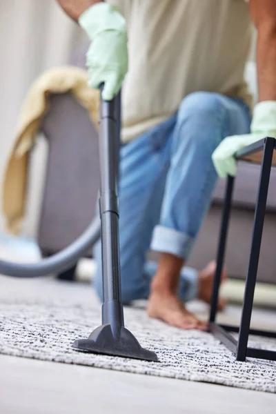 Давайте почистимо цей килим правильно. Постріл невпізнаваної людини вакуум вдома . — стокове фото
