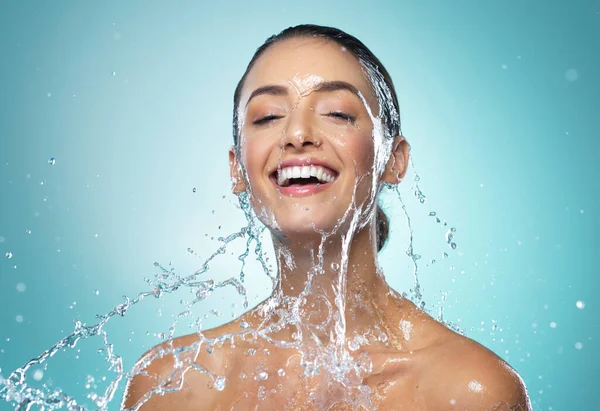 Non è mai troppo tardi per migliorare la vostra igiene. Girato di una giovane donna che si lava i capelli sotto la doccia su uno sfondo blu. — Foto Stock