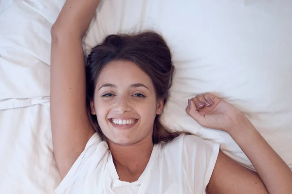 Relájate La vida es hermosa. Foto de una joven mujer despertando en la cama en casa. —  Fotos de Stock